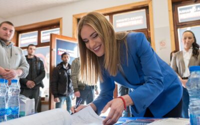 МИЛИЦА ЂУРЂЕВИЋ У ПЕЋИНЦИМА ДАЛА ПОТПИС ЗА СВОЈУ ПРЕДСЕДНИЧКУ КАНДИДАТУРУ!